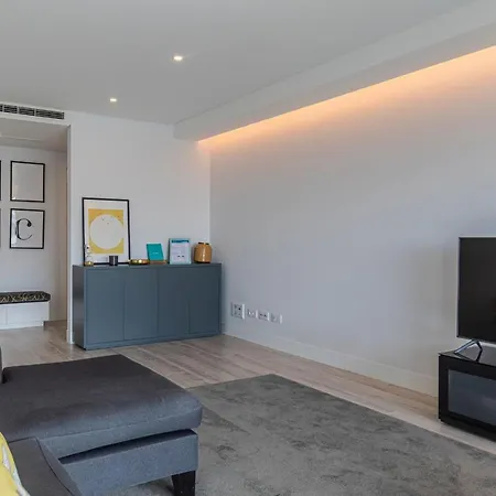 Apartment Modern & Charming W/pool By Lovelystay